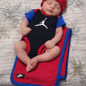 New with tags!! Adorable 2-piece Set Bodysuit & blanket